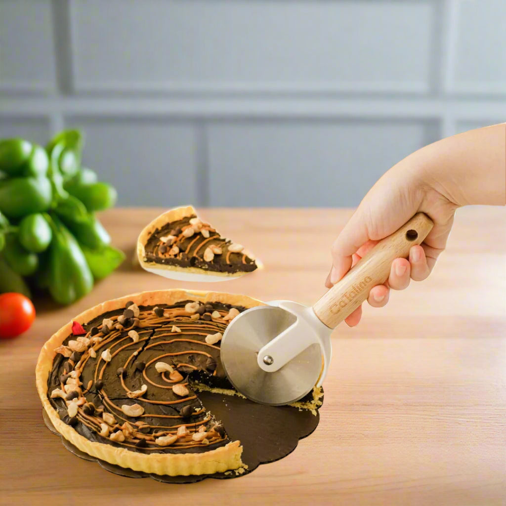قطاعة بيتزا بعجلة من الستانلس ستيل ومقبض خشبي | Stainless Steel Pizza Wheel with Wooden Handle